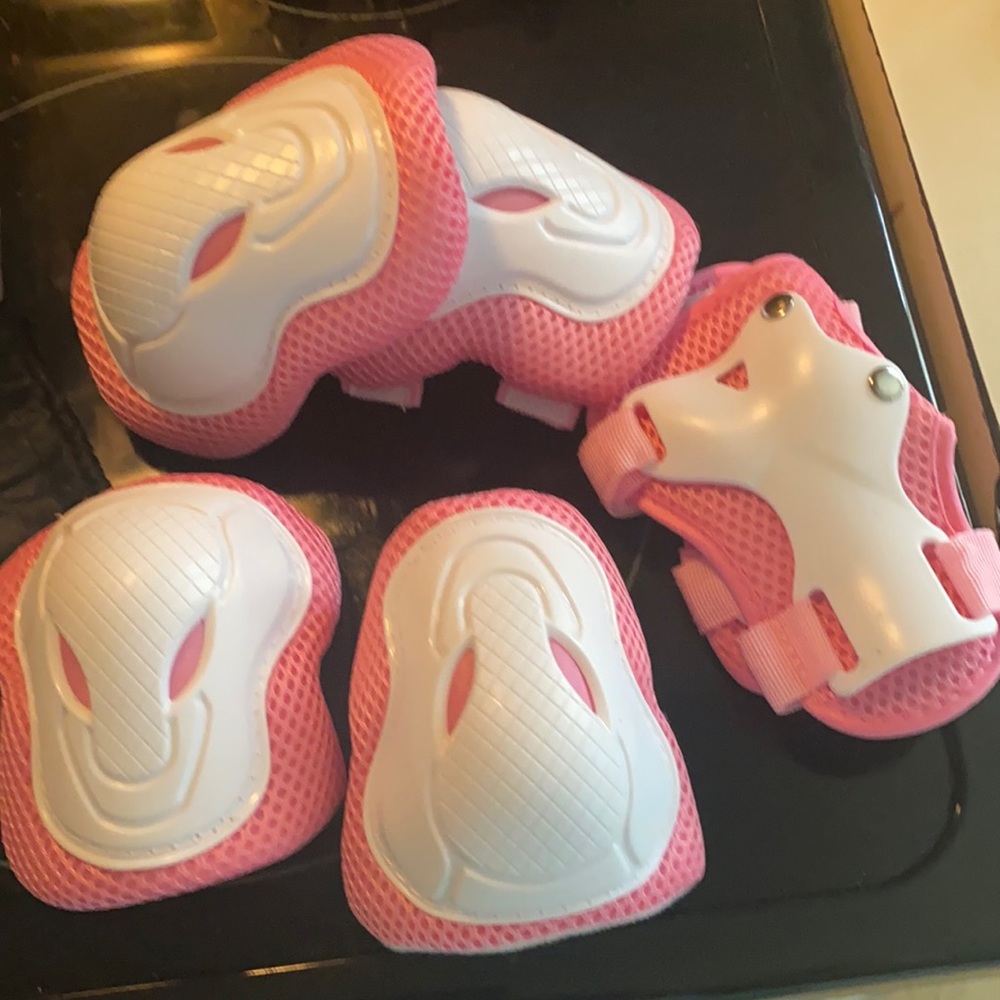 NWT KIDS PROTECTIVE GEAR